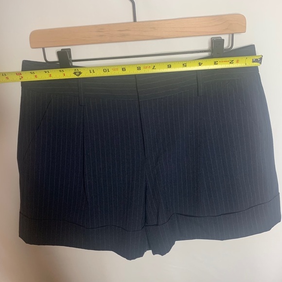 GAP NAVY SHORT FRONT PLEAT - Picture 2 of 4